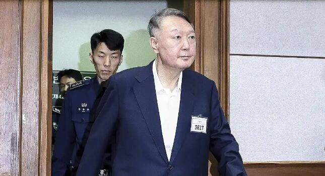 尹錫悅頭發花白穿正裝出庭受審